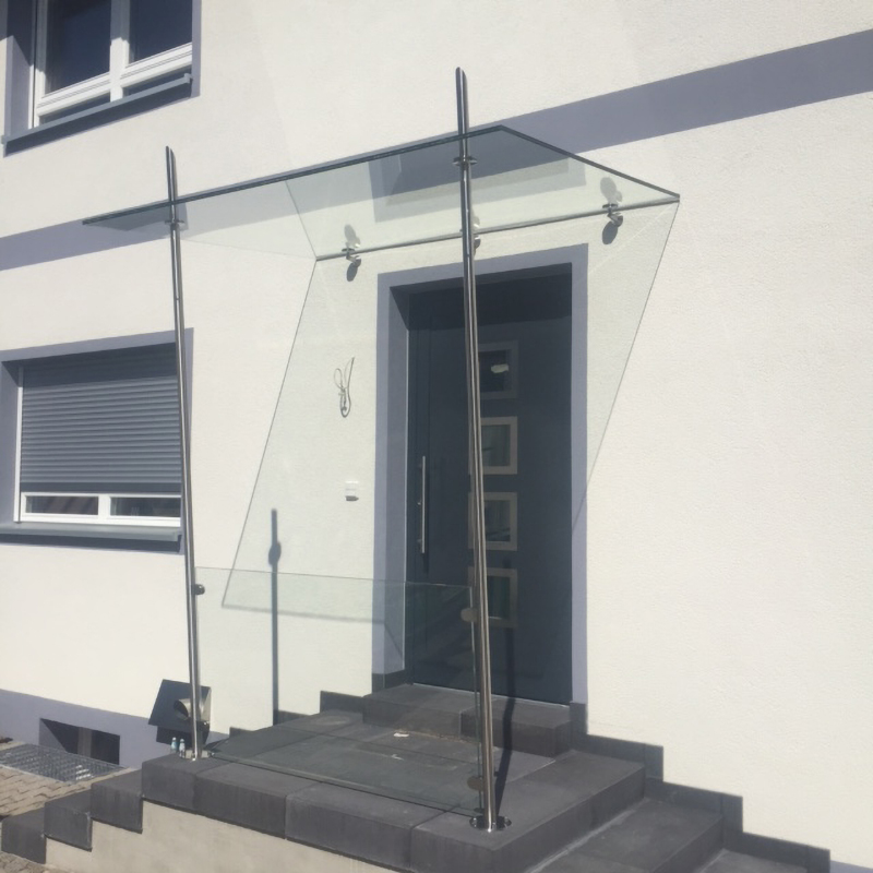 Edles Glasvordach mit Edelstahlstützen